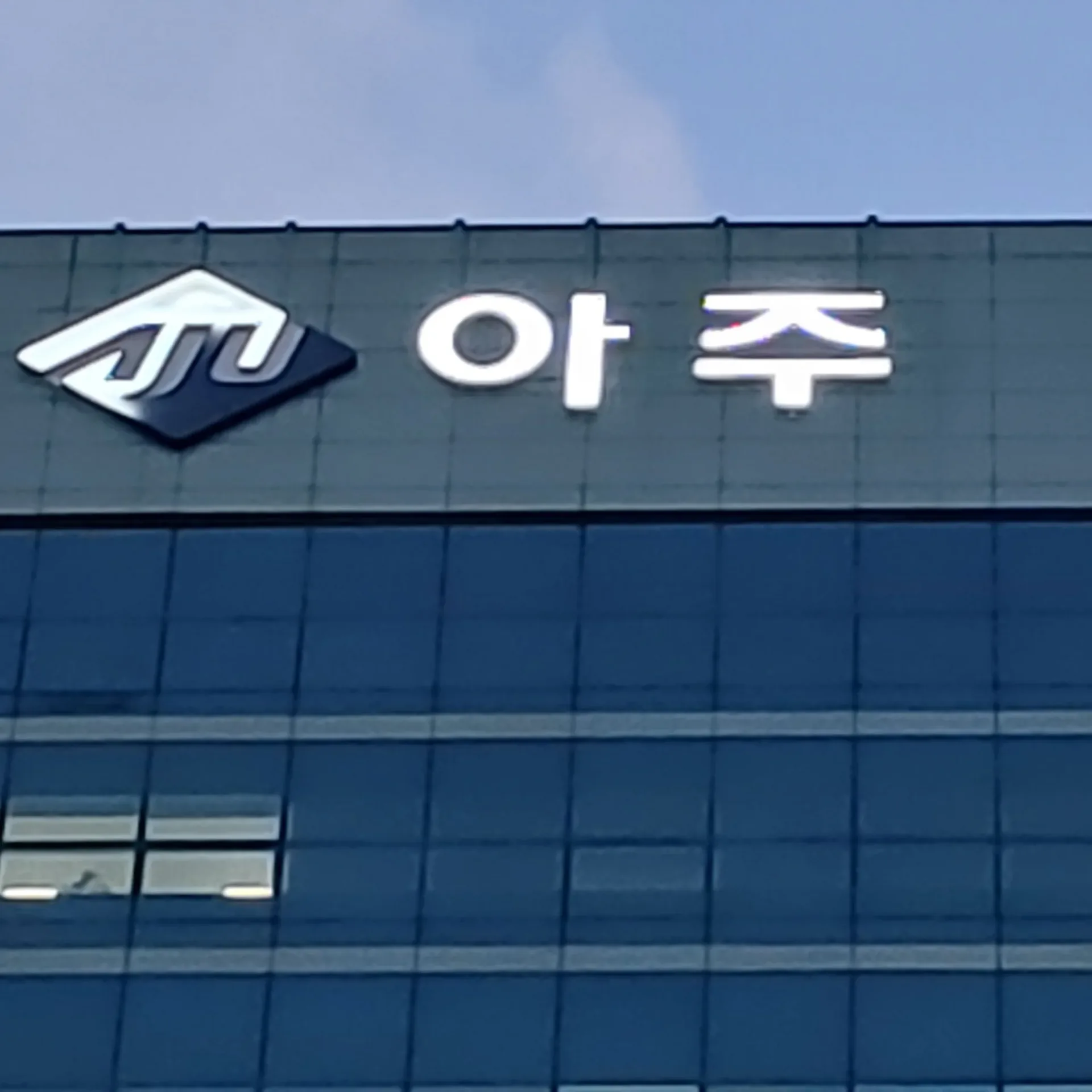 SMPS 박스 내부 배선을 정리하는 작업자의 손