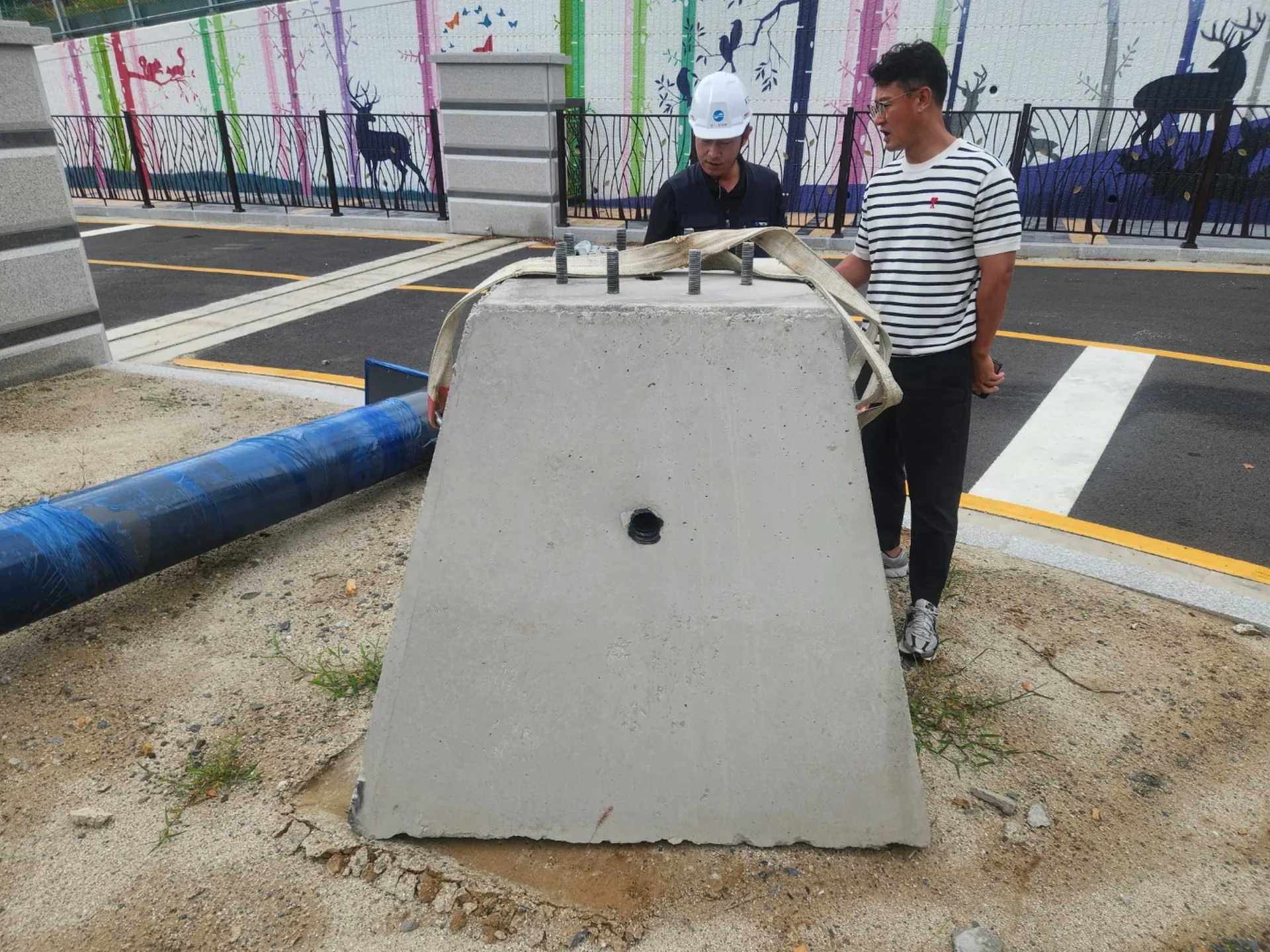 경기 용인 전광판 구조물 고정부를 점검하는 작업자