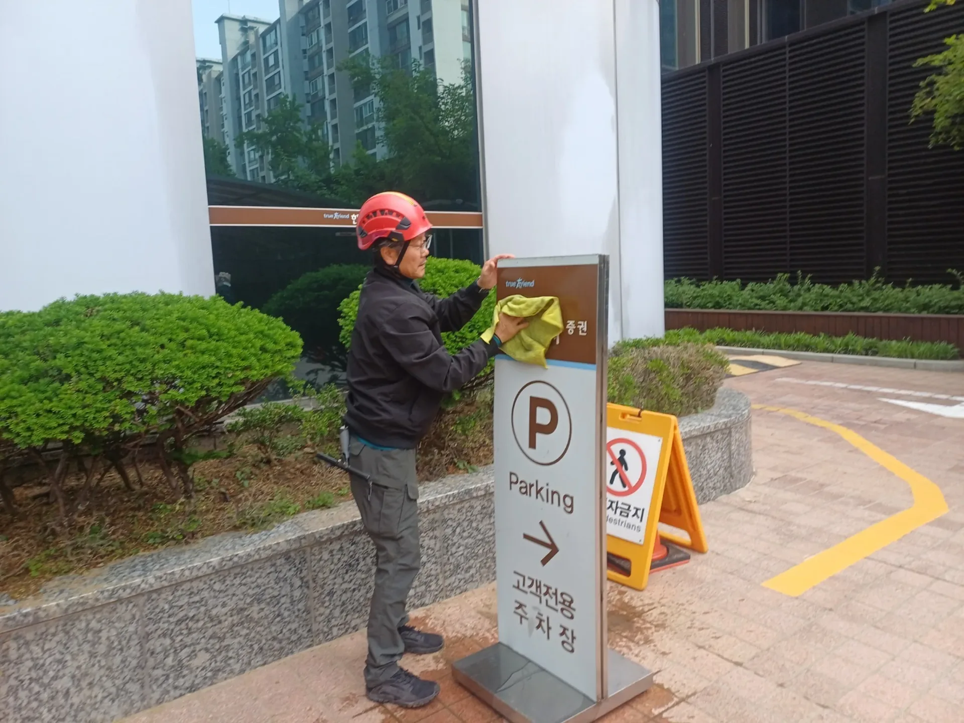 경기 용인 전광판 방수 패킹 상태를 점검하는 작업자