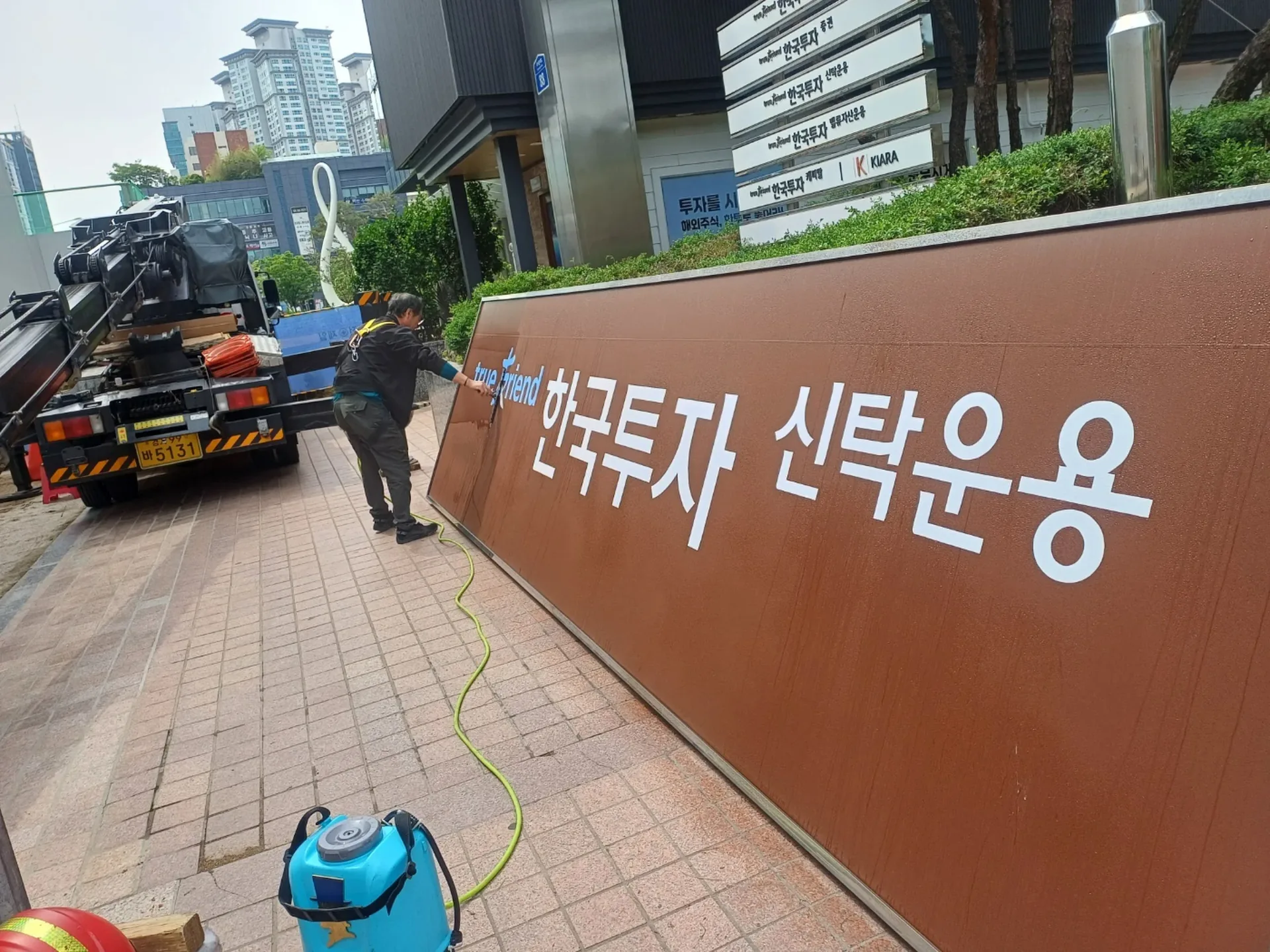 전광판 함체 이음새 방수 상태를 확인하는 모습