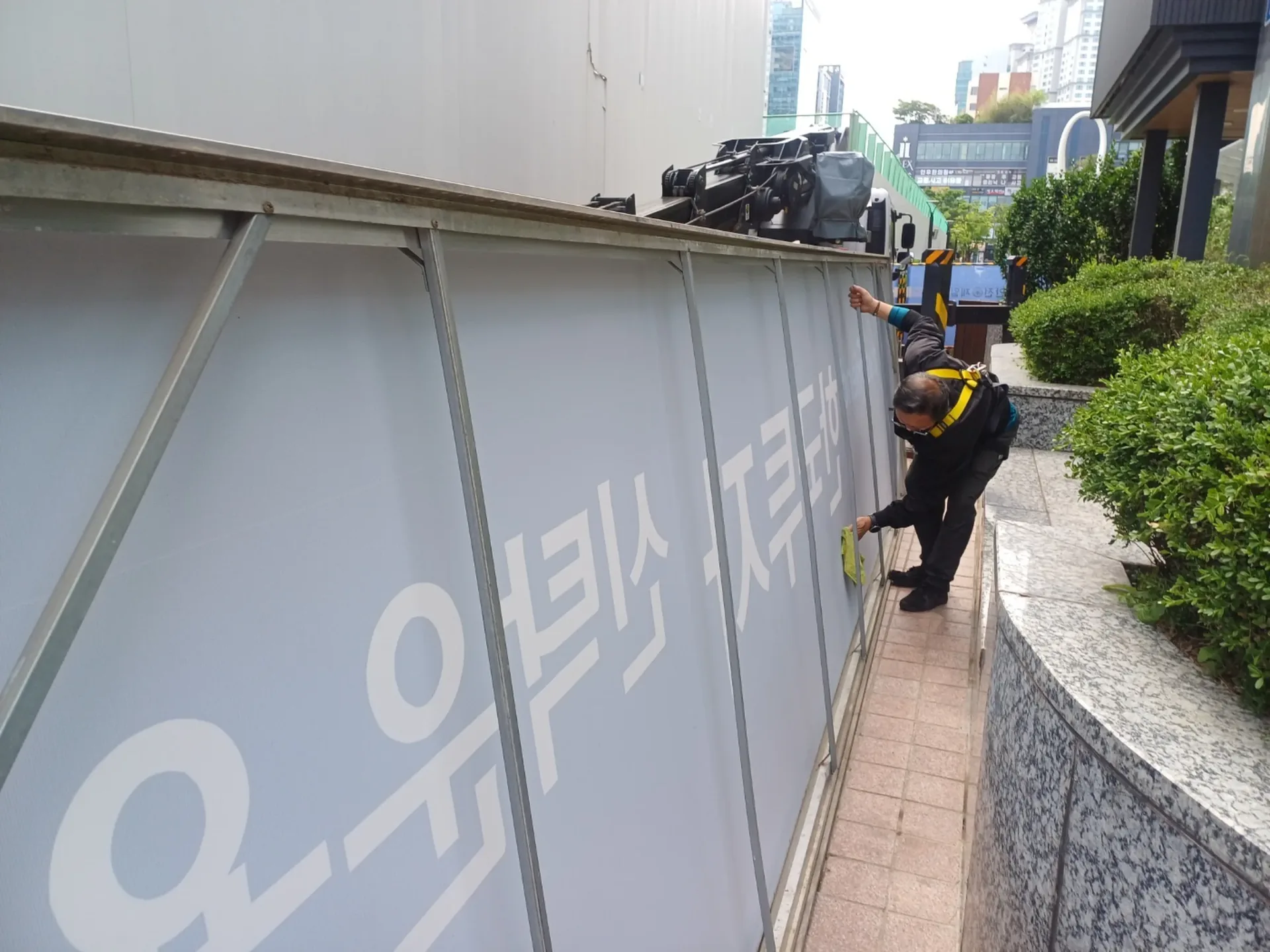 경기 용인 전광판 정기 점검을 진행하는 작업자