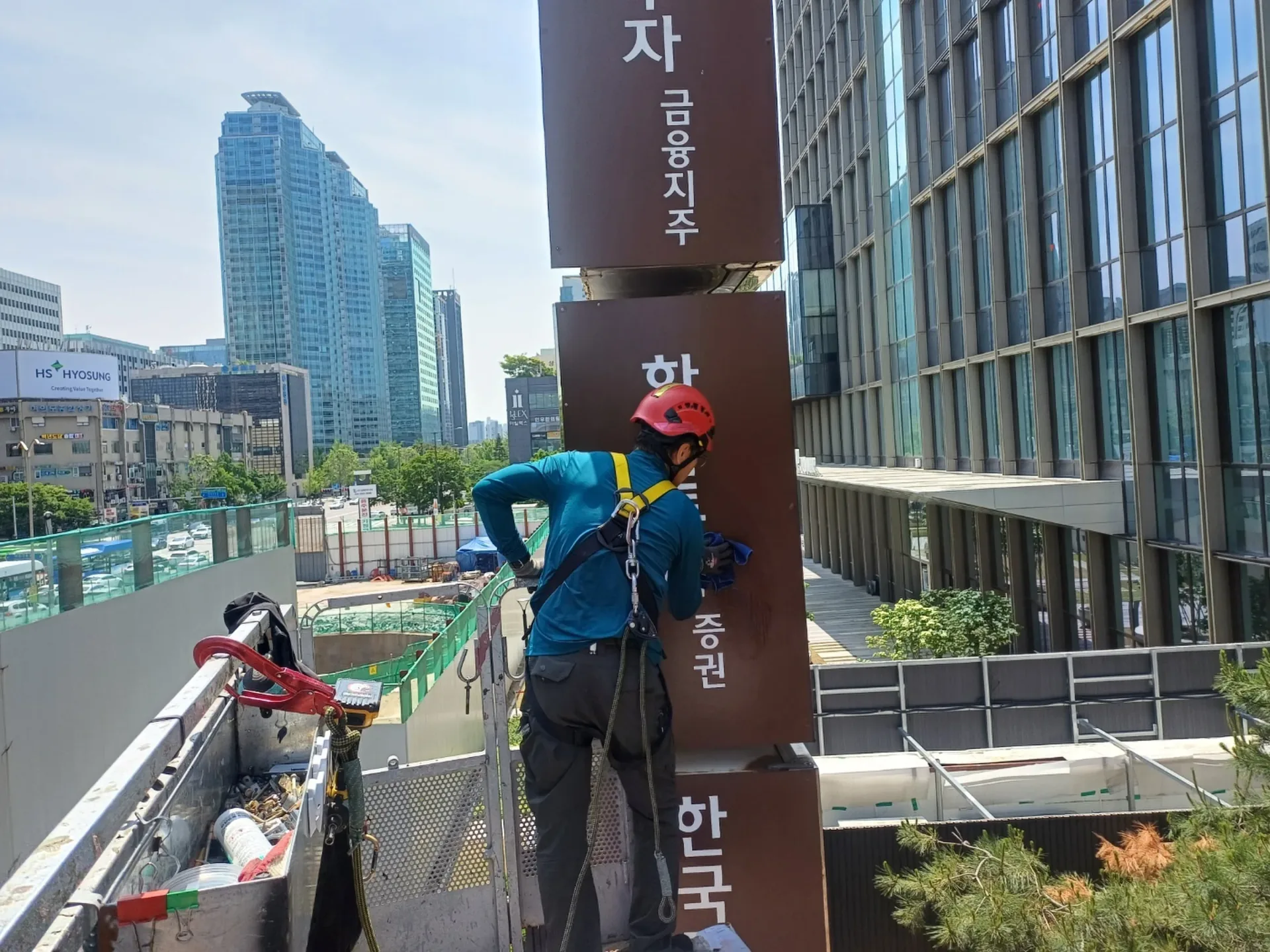 외부간판 세척 및 점검 작업 현장