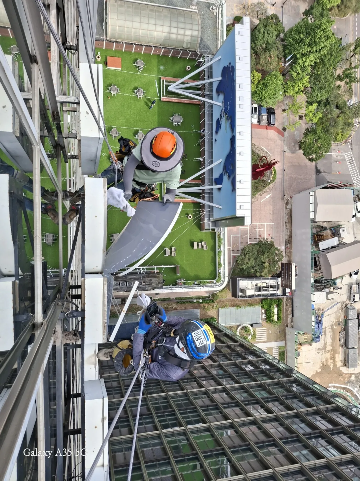 경기 지역 전광판 출장수리 현장에 도착한 작업자